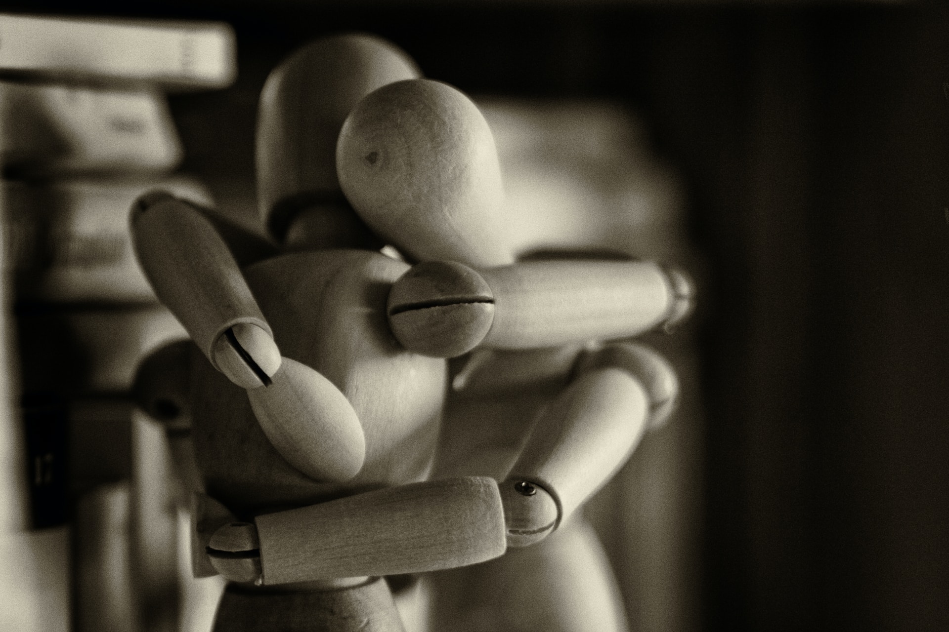 Two faceless mannequins embracing symbolizing loneliness in modern society